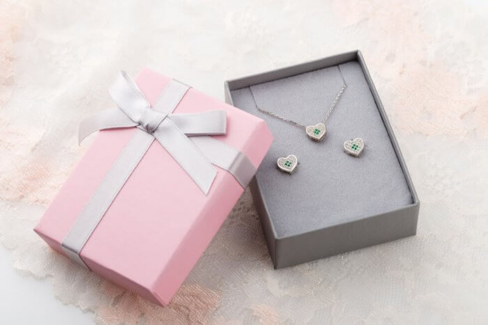 How do you give a necklace as a gift? - Sparkle Jewelry