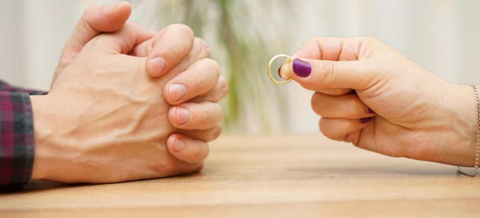 Should A Woman Give Back The Engagement Ring After Divorce?